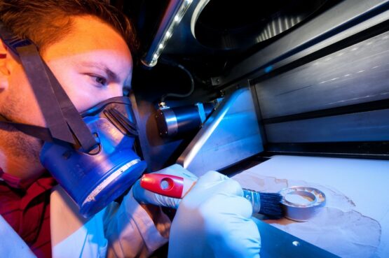 close-up of a specialist working on a machine with the manufacturing process LPBF